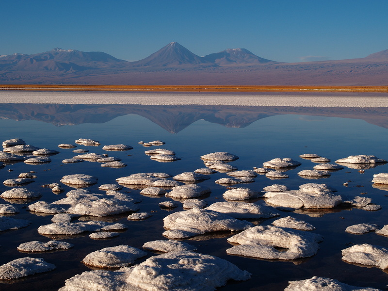 Salar de Atacama und mit Vulkan Licancabur